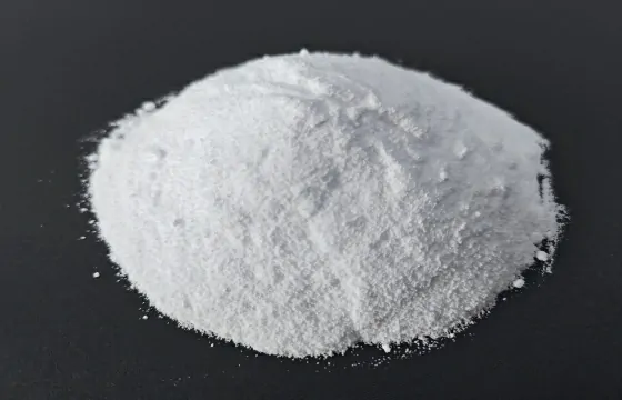 该葡萄糖为常温下的纯白色粉末，堆积成隆起料堆，粉体细腻并带有少量细小粉粒，边缘有散粉，无明显特殊气味。
